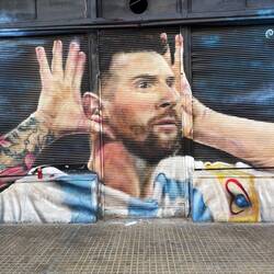 Gegenüber des Supermarkts blickt uns der Nationalheld entgegen.