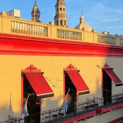 Blick aus unserer Wohnung auf das Haus gegenüber. Wir vermuten, es ist ein zu renovierendes Hotel.