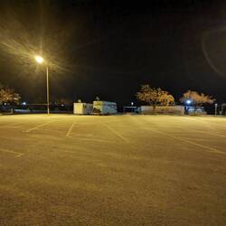 Riesen Parkplatz, zwei Wohnmobile. Verdammte Kuschelcamper