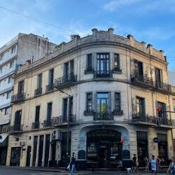 Gegenüber der Eisdiele "Grido"