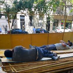 Arbeiter beim Mittagsschlaf