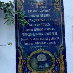 Altes Schild an einem Haus