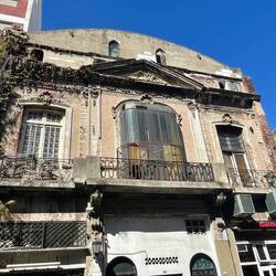 Altes Haus neben einem modernen