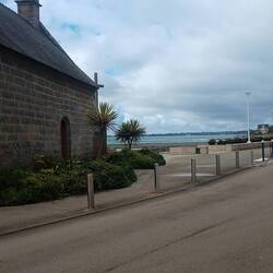 Auf der Rückseite der Stadt ist Strand