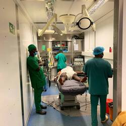 Eerste kijzersnede van de nacht, in blok operatoir