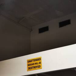 Die fackeln nicht lange rum. Unbeaufsichtigtes Gepäck wird hier gleich vernichtet.😂