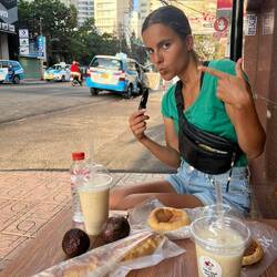 Smoothies, fruits de la passion et pain bizarre