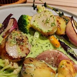 St jacques poêlées et légumes de saison, beurre d'escargot