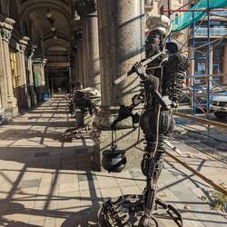 Statues at the arches under Palacio Salvo