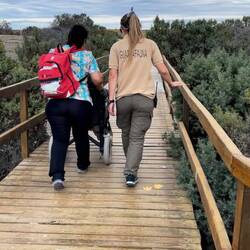 Martin wird von den Damen im Rollstuhl zur Krankenstation gefahren.