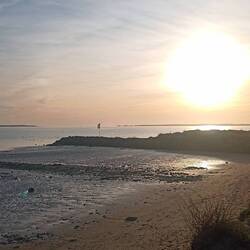 Das Wasser ist ganz still und die Sonne geht unter