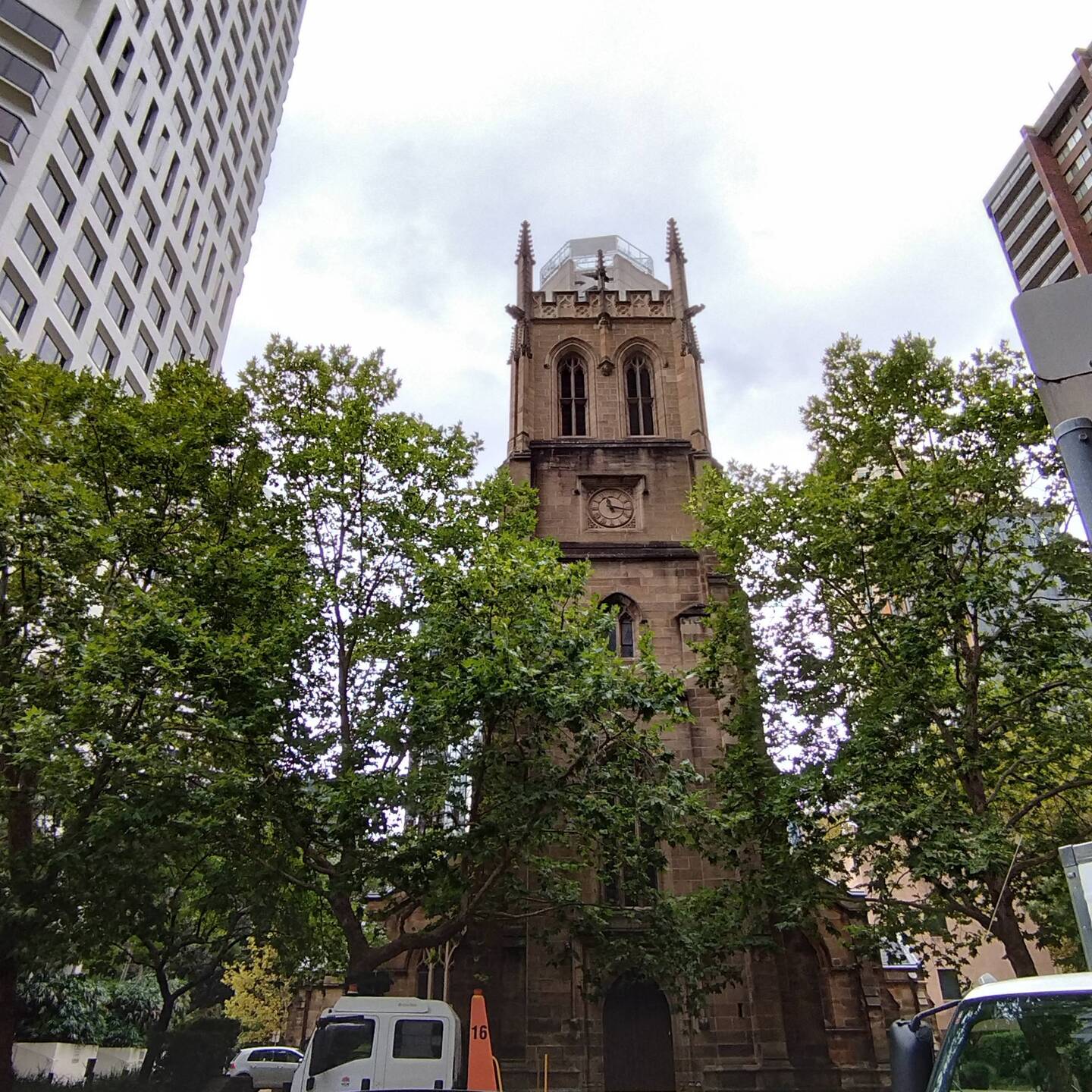 Mitten im Häuserdschungel eine schöne Kirche
