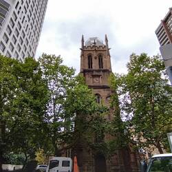 Mitten im Häuserdschungel eine schöne Kirche