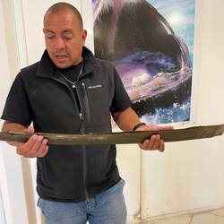 Facundo hält ein Originalstück der Barthaare eines Wals in der Hand.