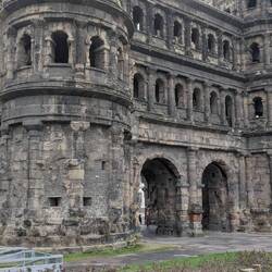 Morgens noch einmal an der Porta Nigra vorbei und aus der Stadt hinaus