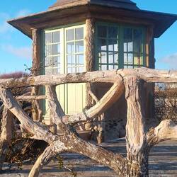 Ein Gartenhaus aus 1925. Alles, was wie Holz aussieht ist aus Beton/Zement 👍