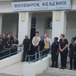 Das Servicepersonal des Zuges sagt goodbye