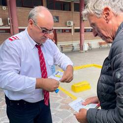 Der Chauffeur kontrolliert unsere TIckets und die Reisepässe. Erst dann können wir einsteigen.