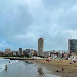 Es ist bewölkt und kühl. Einzelne Verwegene wagen sich ins Wasser.