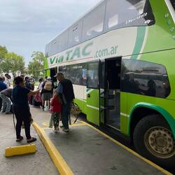 Der "Maletero" (Gepäckmann hinten) nimmt das Gepäck entgegen. Trinkgeld muss sein!