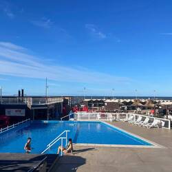 Wie kalt das Wasser wohl hier ist? Jedenfalls hat es keine Leute; vermutlich ist der Eintritt hoch!