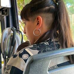 Neuester Haarschnitt bei jungen Frauen und Männern: zuerst rasiert, oben volles Haar.