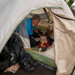 Guide Mario beim Kochen - aufgrund von Wind und Regen in seinem Zelt...😄