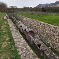 16 Sarkophage, die in der Nähe gefunden wurden