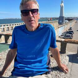 ... und hinter Martin der Blick auf die Küste