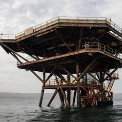 Wir kommen an einer verlassenen Bohrinsel vorbei