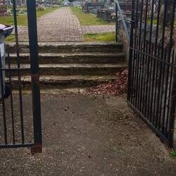 Aufgrund des Wasserspiegels ist hier der Friedhof höhergelegt