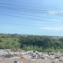 .. aber Müll entlang der Straße, soweit das Auge reicht.