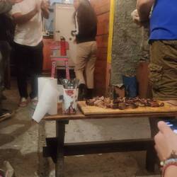 Typisch: ohne Teller essen. Das Fleisch wird aufm Brett geschnitten und jeder nimmt sich