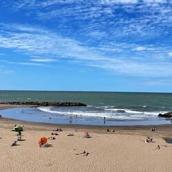 Der ursprünglich kilometerlange Strand wurde mit künstlichen Molen geschützt.