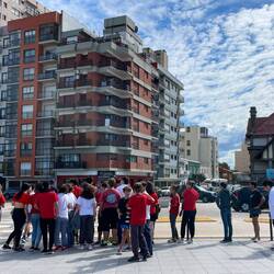 Zwei Schulklassen auf dem Rückweg vom Sportunterricht am Strand