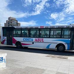 Mit diesem Bus fahren wir vom Museum zurück in die Stadt.