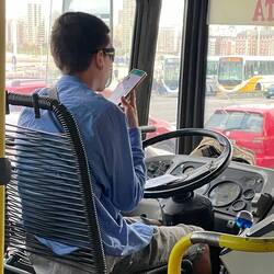 Der Busfahrer hat während des Fahrens Zeit zum Telefonieren.