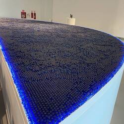 Moderne Kunst, mehrere tausend blaue Murmeln