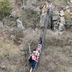 Abenteuerliche Hängebrücke zur Glasbläserei