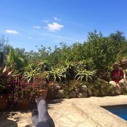 Yvonne liegt auf der Liege und geniesst die Aussicht. Andreas arbeitet noch ein Bischen.