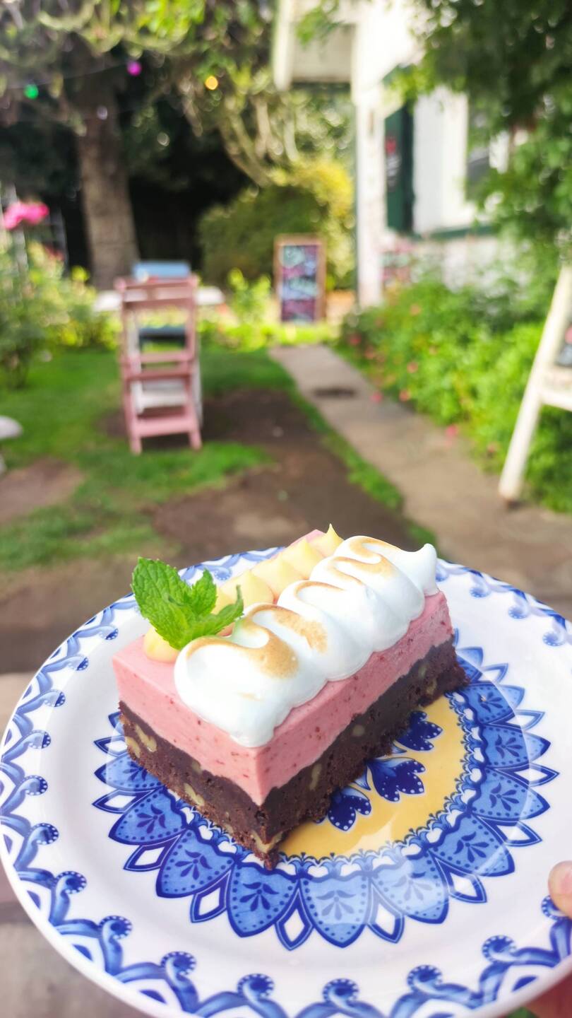 Unten Brownie, Erdbeercreme und Baiser