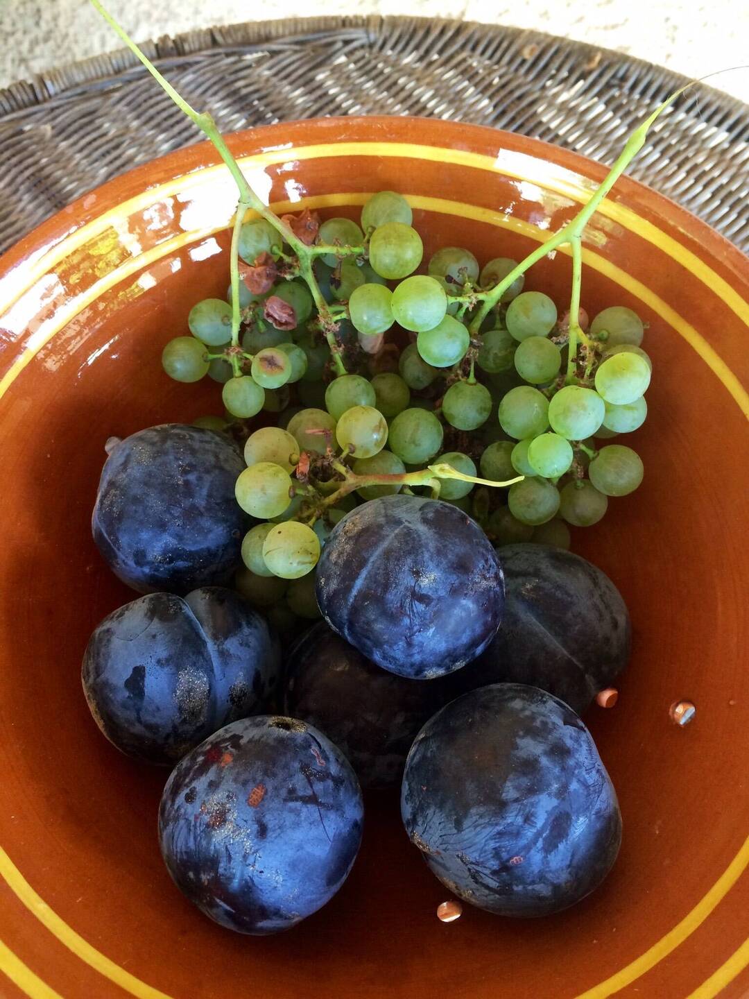 Pflaumen und Trauben