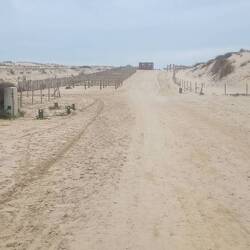 Der Weg zum Strand, die Fahrradständer lassen ahnen, was im Sommer passiert