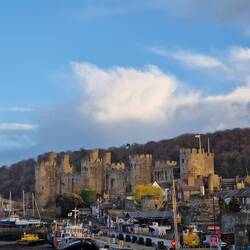 Conwy Castle zur goldenen Stunde mit Fischerbooten