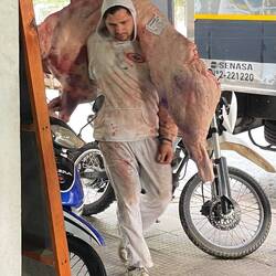 Er trägt 80 kg auf seiner Schulter... Im Supermarkt gibt es eine Metzgereiabteilung.