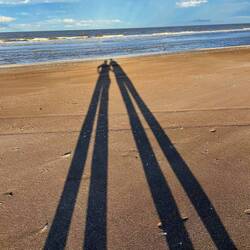 Wir werfen lange Schatten; es ist schon 18 Uhr.