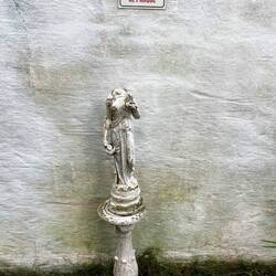 Diese Statue in unserem Garten zeigt im Grunde, wie verfallen und morbide hier alles ist.