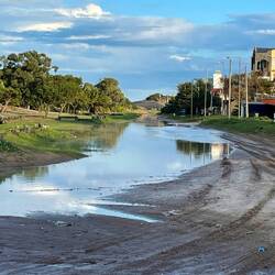 Als Fussgänger muss man gehörig aufpassen, dass man nicht nassgespritzt wird.