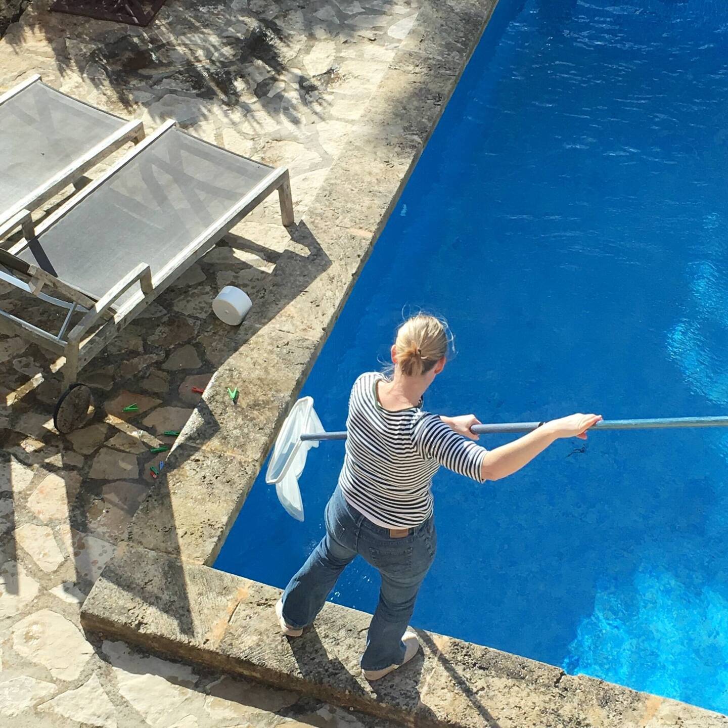 Wäscheklammern aus dem Pool fischen.