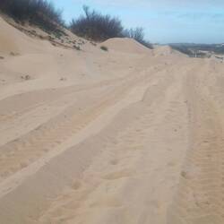 Der Sand hat sich im Winter die Zugänge zurück erobert, aber der Bagger steht schon bereit